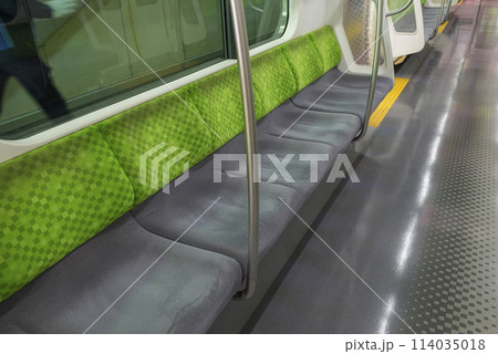 車内から見る電車　ホームに停車する電車　山手線　優先席　車内　(E235系) 114035018