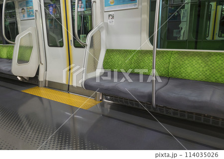 車内から見る電車　ホームに停車する電車　山手線　優先席　車内　(E235系) 114035026