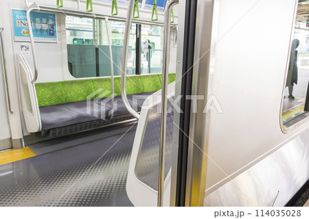 車内から見る電車 ホームに停車する電車 山手線 優先席 車内 (E235系) 車内から見る電車 ホームに停車する電車 山手線 優先席 車内 (E235系) 114035028