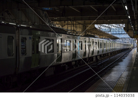車内から見る電車　ホームに停車する電車　山手線　優先席　車内　(E235系) 114035038