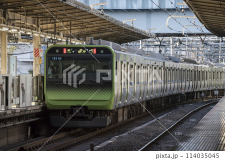 車内から見る電車 ホームに停車する電車 山手線 優先席 車内 (E235系) 車内から見る電車 ホームに停車する電車 山手線 優先席 車内 (E235系) 114035045