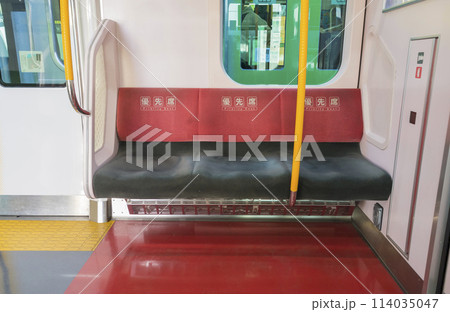 車内から見る電車 ホームに停車する電車 山手線 優先席 車内 (E235系) 車内から見る電車 ホームに停車する電車 山手線 優先席 車内 (E235系) 114035047