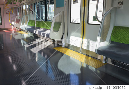 車内から見る電車 ホームに停車する電車 山手線 優先席 車内 (E235系) 車内から見る電車 ホームに停車する電車 山手線 優先席 車内 (E235系) 114035052
