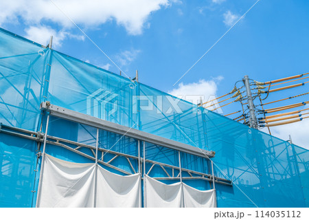 ゲートを閉じた休工日の建設現場 114035112