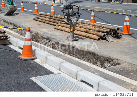 道路工事現場から撤去した古い配管 114035711