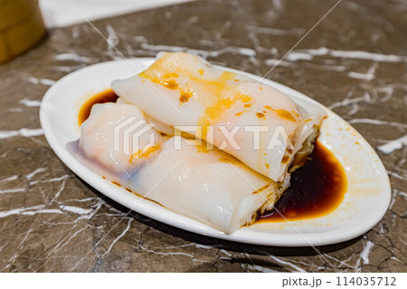 Close up shot of steam shrimp rice roll 114035712