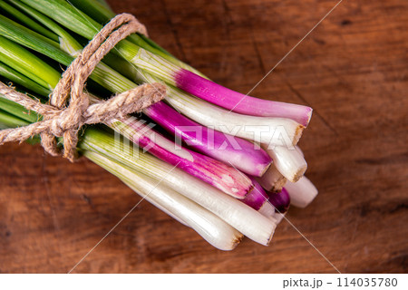 fresh green onion  114035780