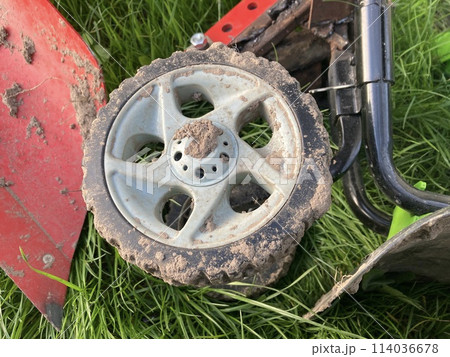 Repairing the engine of a garden agricultural cultivator 114036678