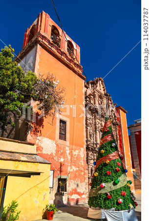 Parroquia y Templo de Belen with a Christmas tree in Guanajuato, Mexico 114037787