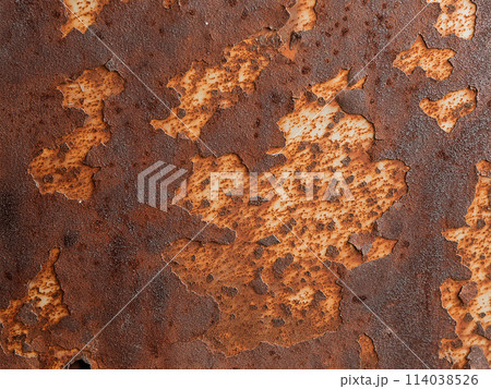 茶色い錆で覆われた古い鉄板、背景素材 114038526