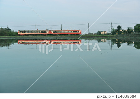 田植え前の水田と鹿島臨海鉄道6000形気動車 田植え前の水田と鹿島臨海鉄道6000形気動車 114038684