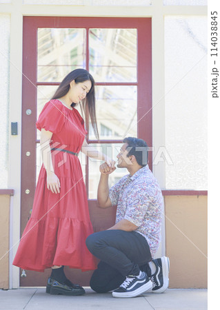 片膝をついてプロポーズするインド人彼氏とそれを受ける日本人女性 片膝をついてプロポーズするインド人彼氏とそれを受ける日本人女性 114038845