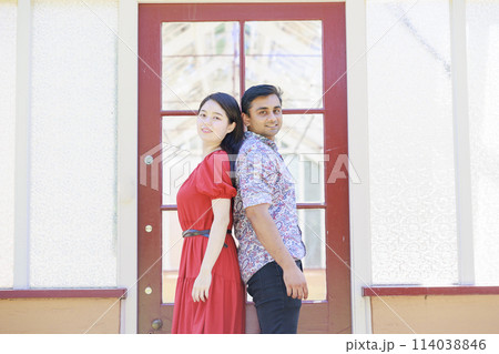 背中合わせの国際カップル 背中合わせの国際カップル 114038846