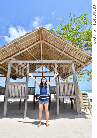 ビーチで遊ぶ女の子（フィリピン、パンダノン島） 114039283