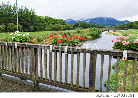 北海道/ 希少?珍橋?アフリカ木材ボンゴシを使用した木橋「なんだろう橋」(何だろう橋)から見る風景 北海道/ 希少?珍橋?アフリカ木材ボンゴシを使用した木橋「なんだろう橋」(何だろう橋)から見る風景 114039351
