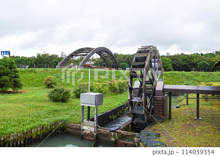 北海道/ 希少？珍橋？アフリカ木材ボンゴシを使用した木橋「なんだろう橋」（何だろう橋）と水郷公園 114039354