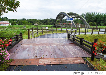 北海道/ 希少？珍橋？アフリカ木材ボンゴシを使用した木橋「なんだろう橋」（何だろう橋） 114039363