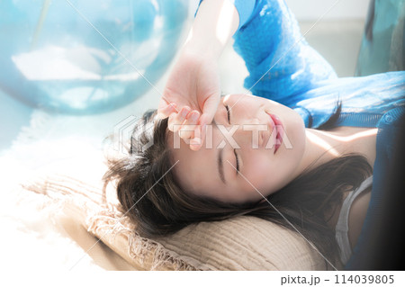 眩しい夏の日差しで寝転がる目を閉じる美しい女性 海や夏の日焼けやUVの美容イメージなどにも 眩しい夏の日差しで寝転がる目を閉じる美しい女性 海や夏の日焼けやUVの美容イメージなどにも 114039805