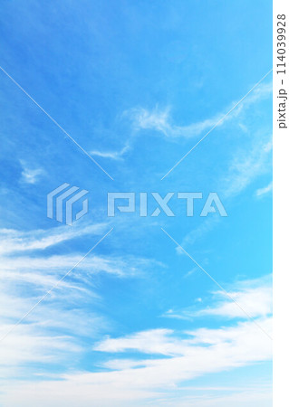 秋の青空と雲 114039928