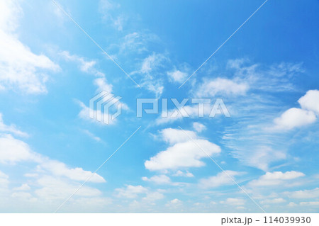 秋の青空と雲 114039930