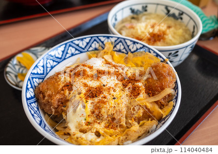 とても美味しい日本の岡山県のカツ丼とかけうどんのセット 114040484