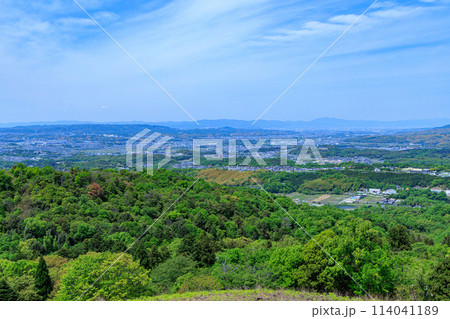 2024年初夏新緑に覆われた奈良若草山　山頂の鶯塚古墳からの北(京都市)方向の眺め 114041189