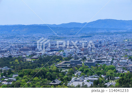 2024年初夏新緑に覆われた奈良若草山 一重目から奈良県庁矢田丘陵方向の眺め① 2024年初夏新緑に覆われた奈良若草山 一重目から奈良県庁矢田丘陵方向の眺め① 114041233