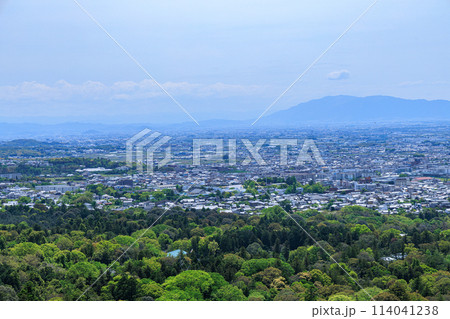 2024年初夏新緑に覆われた奈良若草山　一重目から葛城・金剛山方向の眺め 114041238