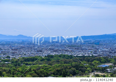 2024年初夏新緑に覆われた奈良若草山　一重目から見た南西方向の眺め② 114041240