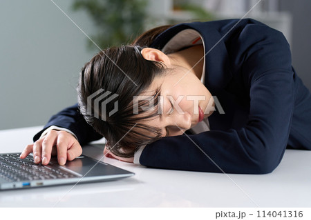 長時間労働で居眠りをするビジネスウーマン 114041316