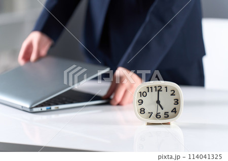 17時に仕事が終わり、退勤をする女性 114041325