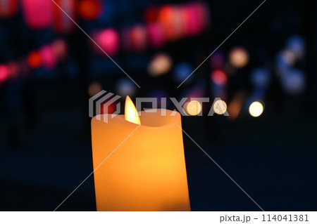暗闇に光るろうそく 114041381