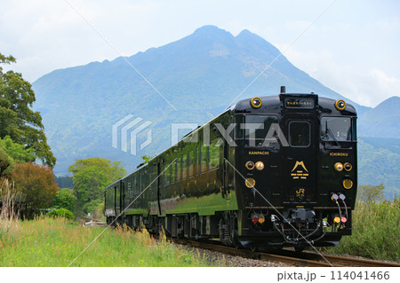 由布岳と観光列車「かんぱち・いちろく」（JR九州） 114041466