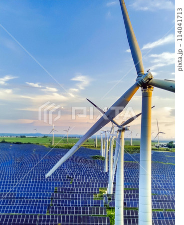 青空に映える風車と太陽光パネル 114041713