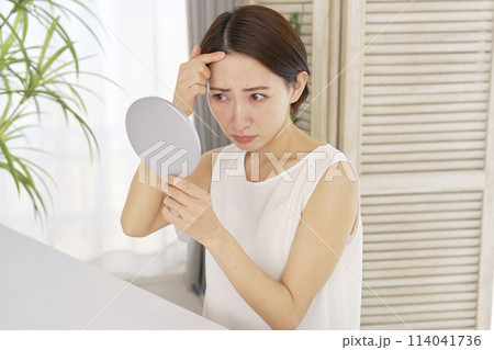 髪の毛の悩みがある中年女性 114041736