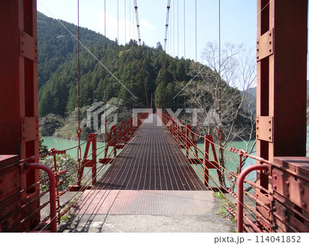 赤い吊り橋　和歌山県有田川の蔵王橋 114041852