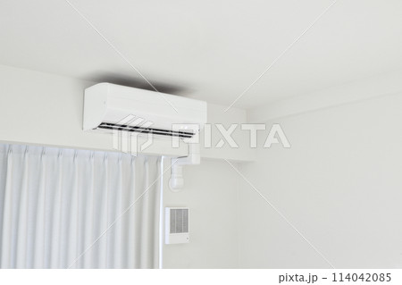 マンションのリビングに設置されたエアコン 114042085