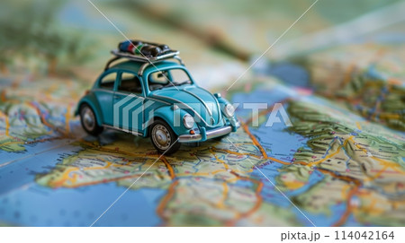 地図の上の自動車の玩具、旅行を計画するイメージ 114042164