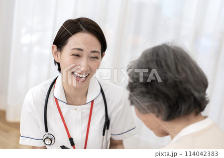女性看護師　訪問看護　在宅医療 114042383