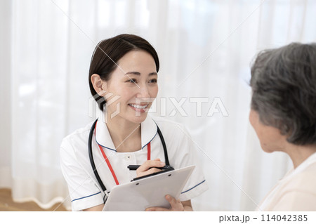 女性看護師 訪問看護 在宅医療 女性看護師 訪問看護 在宅医療 114042385