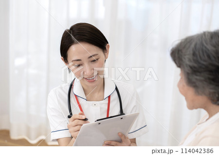 女性看護師　訪問看護　在宅医療 114042386