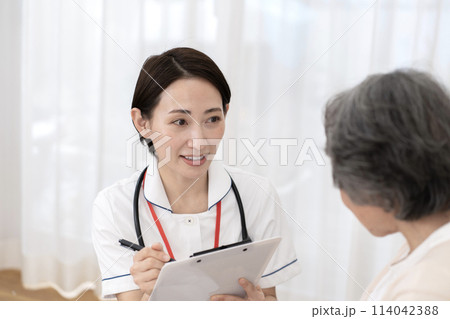 女性看護師 訪問看護 在宅医療 女性看護師 訪問看護 在宅医療 114042388