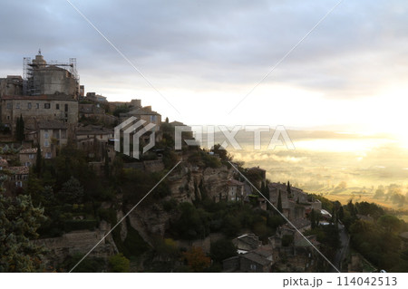 南仏ゴルドーの美しい日の出 南仏ゴルドーの美しい日の出 114042513