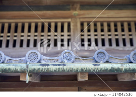 古い瓦のある門 114042530