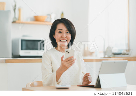 a forty-something woman 114042621