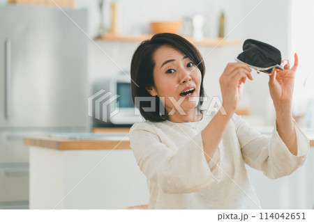 a forty-something woman 114042651