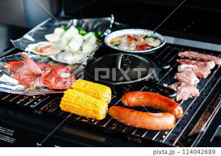 バーベキュー　BBQ　アウトドア 114042689