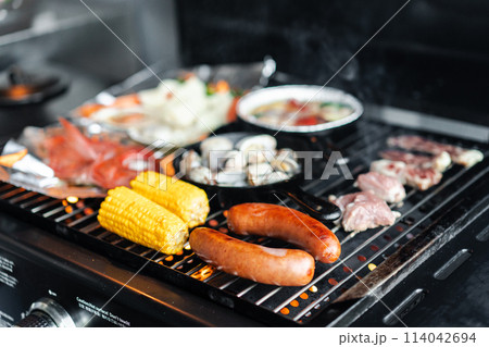 バーベキュー　BBQ　アウトドア 114042694