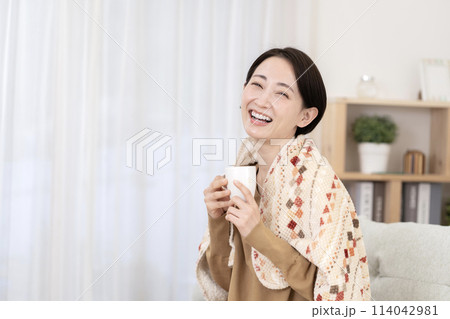 リビングでくつろぐ女性 温活 冷え性 リビングでくつろぐ女性 温活 冷え性 114042981