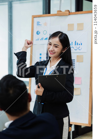 Business woman present business strategy plan to corporate colleagues in the office Business woman present business strategy plan to corporate colleagues in the office 114043659